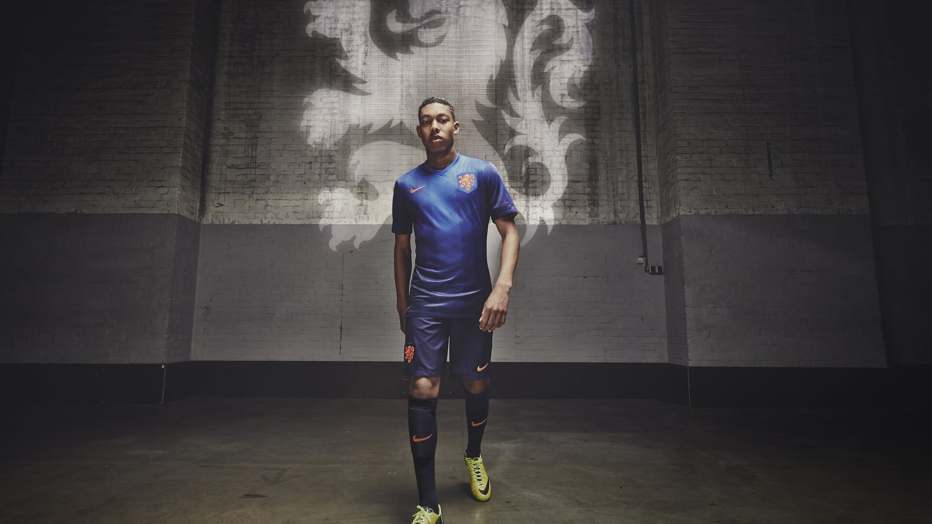 意大利蛙泳力量型选手决赛炸场，意大利泳装